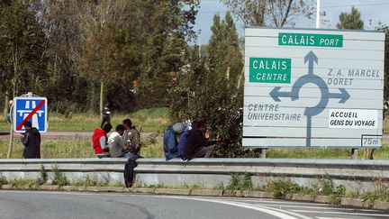 Calais, le 17 octobre 2017. Un an après le démantèlement&nbsp;de la "jungle", plusieurs centaines de migrants ont fait leur retour à Calais. (MAXPPP)