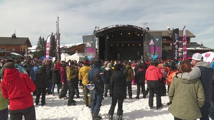 Le concert de Suzane qui s'est déroulé lundi 13 mars à 13h30 au domaine skiable des Gets. (France 3 Alpes : D. Borrelly / J. Mériot / S. Dumaine / M. Ducret)