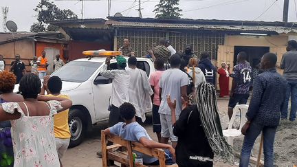 Des personnes applaudissent des militaires après le coup d'Etat au Gabon, le 30 août 2023. (AFP)