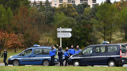 Des gendarmes montent la garde sur une route à proximité d'une maison de retraite, vendredi 25 novembre, au lendemain du meurtre d'une employée par un homme cagoulé. (PASCAL GUYOT / AFP)