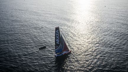 L'imoca Paprec-Arkéa de Yoann Richomme, au départ du Vendée Globe, le 10 novembre 2024. (LOIC VENANCE / AFP)