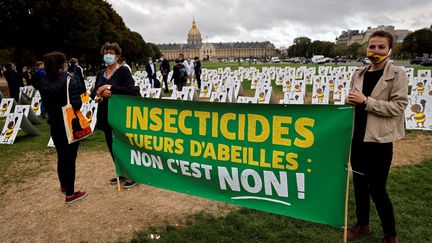 Des manifestants ont déployé une banderole pour protester contre la réintroduction des&nbsp;néonicotinoïdes, le 23 septembre 2020, à Paris. (THOMAS COEX / AFP)