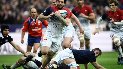 Kevin Gourdon charge ballon en main, avec Louis Picamoles au soutien, l'image d'une 3e ligne tricolore redevenue conquérante autour de ses "8".