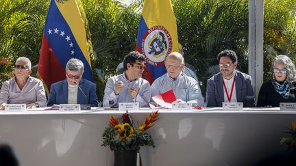 Les commandants de la guérilla de l'Armée de libération nationale rencontrent des membres de la délégation du gouvernement colombien, lors de la clôture des pourparlers de paix à Caracas, le 12 décembre 2022, au Venezuela. (PEDRO RANCES MATTEY / ANADOLU AGENCY / AFP)