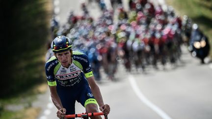 Le coureur français Yoann Offredo, spécialiste des échappées au long cours, se fait reprendre par le peloton lors de l'étape Fougères-Chartres de l'édition 2018 du Tour de France, le 13 juillet 2018. (JEFF PACHOUD / AFP)