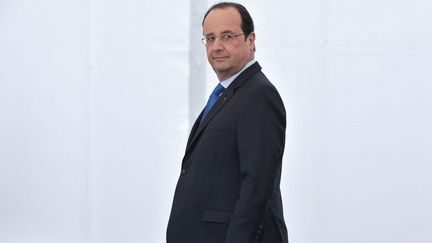 Fran&ccedil;ois Hollande, le 18 avril 2014, en visite dans une usine Michelin, pr&egrave;s de Clermont-Ferrand (Puy-de-D&ocirc;me). (THIERRY ZOCCOLAN / AFP)