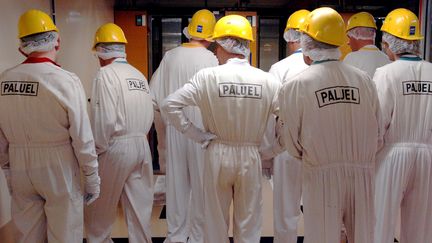 Des techniciens passent le sas de contr&ocirc;le, le 06 juin 2005, lors de la r&eacute;vision d&eacute;cennale du r&eacute;acteur 2 de la centrale nucl&eacute;aire de Paluel (Seine-Maritime).&nbsp; (ROBERT FRANCOIS / AFP)