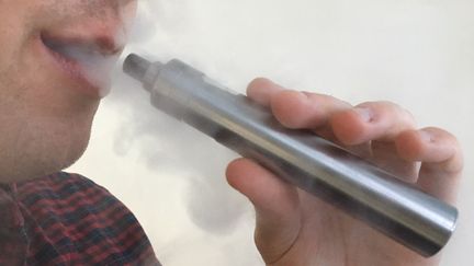 Un homme vapote avec sa cigarette électronique. (THOMAS PONTILLON / RADIO FRANCE)