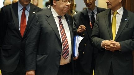 Brian Cowen (au centre), avec son homologue estonien, Andrus Ansip (à droite), à Bruxelles (18-6-09) (© AFP PHOTO - GERARD CERLES)