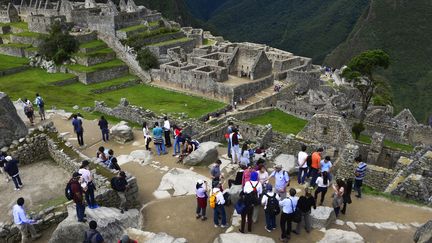 Vue du Machu Picchu, forteresse inca enclavée dans le sud-est des andes du Pérou, le 30 décembre 2014. (CRIS BOURONCLE / AFP)