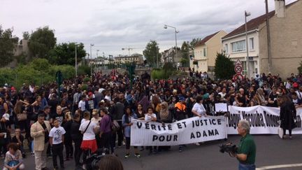 Une marche pour l'anniversaire de la mort d'Adama Traoré, le 22 juillet 2017, à Beaumont-sur-Oise (Val-d'Oise). (WILLIAM VAN QUI / FRANCE 3 PARIS)