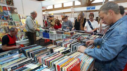 Des lecteurs chinent des bandes dessinées dans une librairie
 (MARCEL MOCHET / AFP)