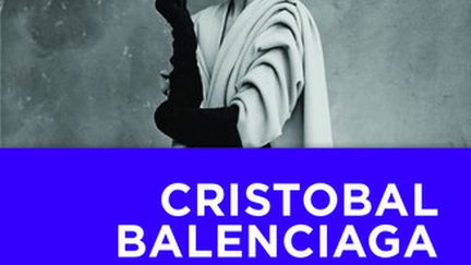 Instigateur de changements majeurs dans la silhouette féminine, salué par ses pairs comme le maître incontesté des proportions et de la ligne, Cristóbal Balenciaga a, entre 1937 et 1968, expérimenté la longueur mi‐mollet, la robe sac, la robe‐ballon, le tailleur à taille haute, le manteau "cocon", la robe‐tunique, et créé des robes du soir à la splendeur légendaire. Personnalité complexe et secrète, dans une quête permanente de simplicité et de confort, "le Picasso de la mode" a exercé une influence sur la création du 20e siècle. Cristóbal Balenciaga vu par Vogue de Susan Irvine. Eyrolles. 19 €
 (Eyrolles)