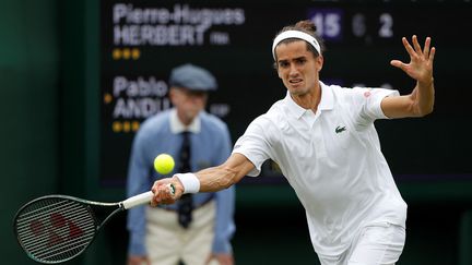 Blessé,&nbsp;Pierre-Hugues Herbert (ici à Wimbledon le 29 juin 2021) espère être&nbsp;rétabli pour les JO de Tokyo. (ADRIAN DENNIS / AFP)