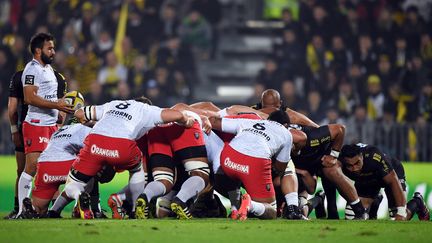 La mêlée sera un secteur important dans ce match entre La Rochelle et Toulon  (XAVIER LEOTY / AFP)