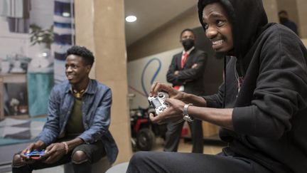 Des gamers lors d'une exposition de jeux vidéos à Nairabi, au Kenya, le 22 octobre 2021. (TONY KARUMBA / AFP)