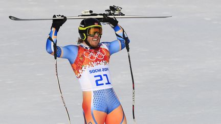 Le Norv&eacute;gien Kjetil Jansrud savoure sa m&eacute;daille d'or en super G, le 16 f&eacute;vrier 2014 &agrave; Sotchi.&nbsp; (ALEXANDER KLEIN / AFP)