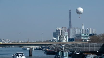 Le ciel de Paris, le 24 mars 2022. (JOEL SAGET / AFP)