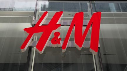 L'enseigne H&amp;M à Tokyo au Japon le 5 mai 2020. (NORIKAZU TATEISHI / YOMIURI / AFP)