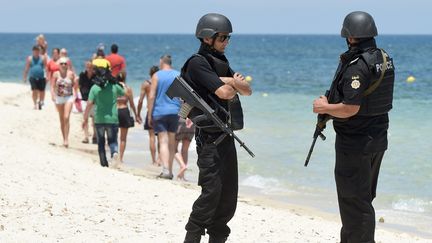 Des policiers tunisiens patrouillent sur la plage de Sousse en Tunisie, le 3 juillet 2015. (FETHI BELAID / AFP)