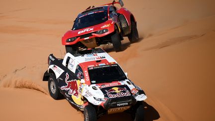 Nasser Al-Attiyah et Sébastien Loeb à la bataille lors de la 5e étape du Dakar 2022 autour de Riyad, le 6 janvier 2022. (FRANCK FIFE / AFP)