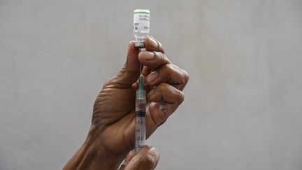 Un membre du personnel médical prépare une dose du vaccin développé par Sinovac, dans un centre de vaccination à Caracas, au Venezuela, le 28 mai 2021. (YURI CORTEZ / AFP)