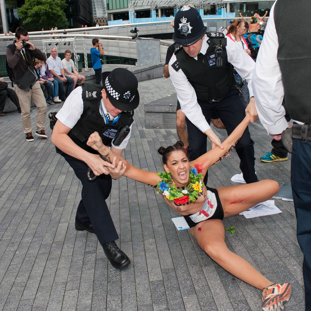 VIDEO. Manifestation de féministes seins nus à Londres