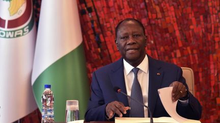 Le président ivoirien Alassane Ouattara lors d'une réunion sur l'épidémie de Covid-19 à Abidjan, le 16 mars 2020. (SIA KAMBOU / AFP)