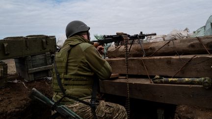 Un soldat ukrainien déployé près de Bakhmout (Ukraine), le 10 mars 2023. (WOLFGANG SCHWAN / ANADOLU AGENCY / AFP)