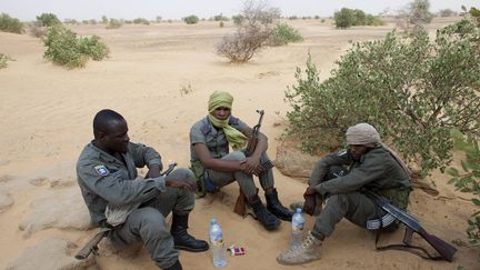 Des membres de la Garde nationale mauritanienne se reposent dans une zone désertique près de Bassikounou en Mauritanie, le 22 mai 2012. (REUTERS / Joe Penney)