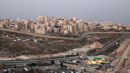 Le camp de Shuafat, à Jérusalem-Est, derrière le mur de séparation, en février 2023 (illustration). (AHMAD GHARABLI / AFP)