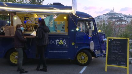 Le food truck des chefs marseillais est stationné sur le parvis de l'hôtel Intercontinental. (X. Schuffenecker / France 3)