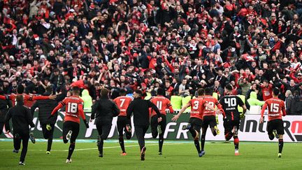 Les joueurs du Stade Rennais après avoir remporté la Coupe de France samedi 27 avril au Stade de France. (MARTIN BUREAU / AFP)