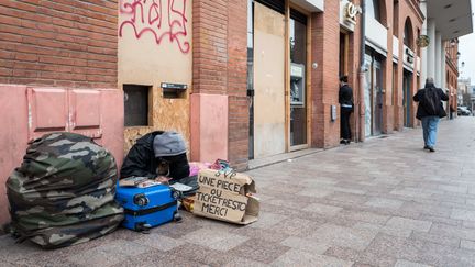 Un SDF dans le centre ville de Toulouse, alors que la France passe en confinement le 17 mars 2020 pour contenir l'épidemie liée au coronavirus. (FREDERIC SCHEIBER / HANS LUCAS / AFP)