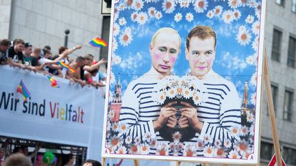 Hommage aux artistes Pierre &amp; Gilles dans les rues de Berlin (Allemagne) pendant la Gay Pride, le 23 juin 2012. (MAURIZIO GAMBARINI / DPA / MAXPPP)