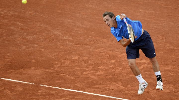 Nicolas Devilder au service contre Novak Djokovic, le 1er juin 2012 &agrave; Roland-Garros. (PASCAL GUYOT / AFP)