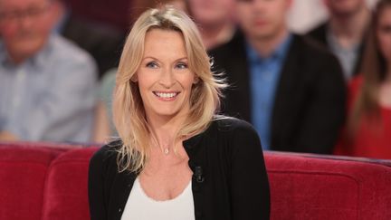 &nbsp; (Estelle Lefébure le 2 avril 2015 à Vivement Dimanche sur france 2 © Maxppp)