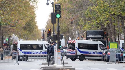 &nbsp; (Au lendemain des attentats parisiens, la police est toujours postée Boulevard Voltaire, où l’attaque du Bataclan par des kamikazes a fait au moins 82 morts  © Maxppp)