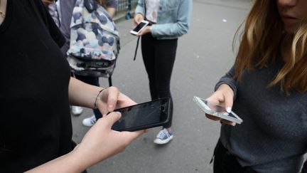 L'interdiction du téléphone portable est expérimentée dans quelque 200 établissements en cette rentrée de septembre 2024 (© Yann Foreix / MAXPPP)