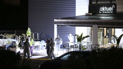 Des membres de la police scientifique sur la terrasse du restaurant où deux hommes ont été attaqués à Ajaccio (Corse-du-Sud), le 8 juin 2020. (PASCAL POCHARD-CASABIANCA / AFP)