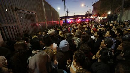 Les proches des détenus devant&nbsp;la prison de Topo Chico, à Monterrey, au Mexique, le 11 Février 2016.&nbsp; (DANIEL BECERRIL / REUTERS)