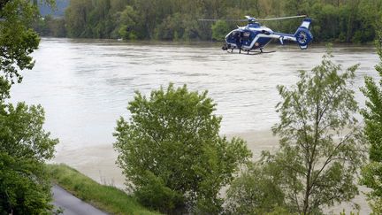 Un h&eacute;licopt&egrave;re de la gendarmerie participe aux recherches pour retrouver un enfant emport&eacute; le 30 avril 2013 par une rivi&egrave;re, &agrave; Saint-Rambert-d'Albon (Dr&ocirc;me). (PHILIPPE DESMAZES / AFP)