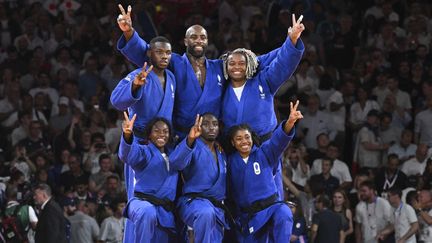 L'équipe de France de judo célèbre sa victoire en finale des Jeux olympiques, le 3 août 2024, à Paris. (MICHAEL BAUCHER / PANORAMIC / AFP)