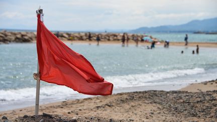 Le drapeau rouge qui signale que la baignade est interdite.&nbsp; (MAXPPP)