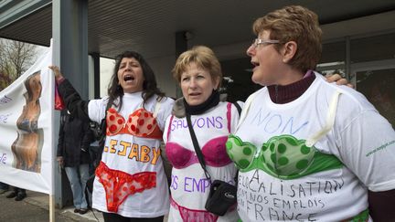 Des salari&eacute;es de Lejaby manifestent pour leurs emplois sur le site de Rillieux-la-Pape (Rh&ocirc;ne), le 12 avril 2010. (ROBERT PRATTA / REUTERS)