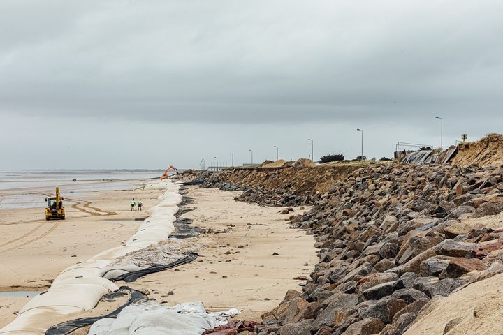 Les géotubes et les enrochements qui défendent la dune de Gouville-sur-Mer (Manche), le 11 mars 2020. (PIERRE MOREL / FRANCEINFO)