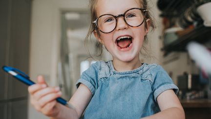 Doit-on souscrire une assurance scolaire pour les enfants ? N'êtes-vous pas déjà assuré par ailleurs ? (Illustration) (CATHERINE FALLS COMMERCIAL / MOMENT RF / GETTY IMAGES)