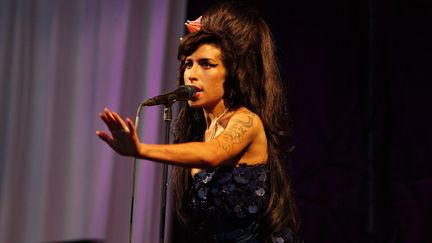 La chanteuse britannique Amy Winehouse sur scène au festival de&nbsp;Glastonbury (Royaume-Uni), le 28 juin 2008. (JOHN RAHIM / REX FEATUR / SIPA)