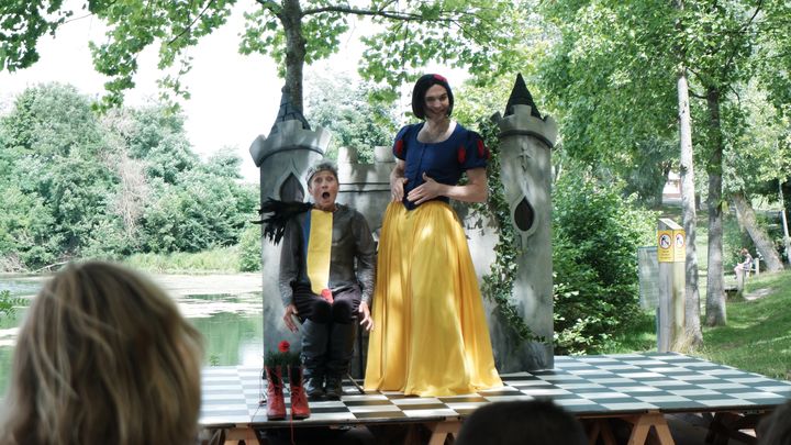 Nadine Darmon et Thomas Fitterer dans la mise en scène de Marilyne Fontaine "Blanche-neige, histoire d'un prince" (Marine Ritchie)