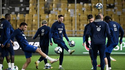 L'équipe de France à l'entraînement, à Athènes, le 20 novembre 2023. (ANGELOS TZORTZINIS / AFP)